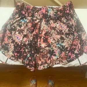 Lululemon Hotty Hot LR Low Rise Multi Color Shorts 4" Lined Size 6